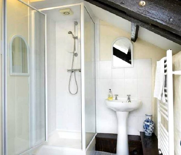 Light Reflecting Surfaces Are Perfect For Small Bathrooms Light-Reflecting Surfaces in Tiny Bathrooms